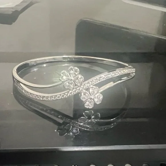 Gorgeous silver plated clover petal bracelet - #253 - Picture 2 of 12